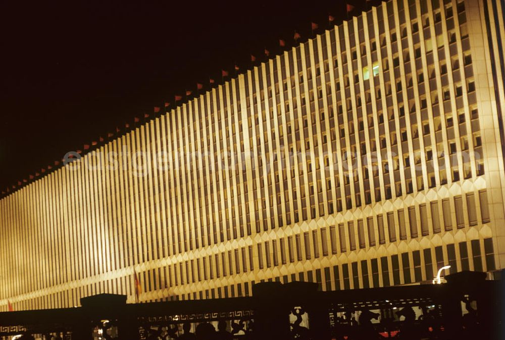 Berlin at night from the bird perspective: Nachtaufnahme: Blick auf die beleuchtete Fassade des Ministeriums für Auswärtige Angelegenheiten (MfAA) Unter den Linden in Berlin-Mitte, im Vordergrund das Geländer der Marx-Engels-Brücke (heute Schlossbrücke), am Jahrestag der DDR. Das Mitte der 6