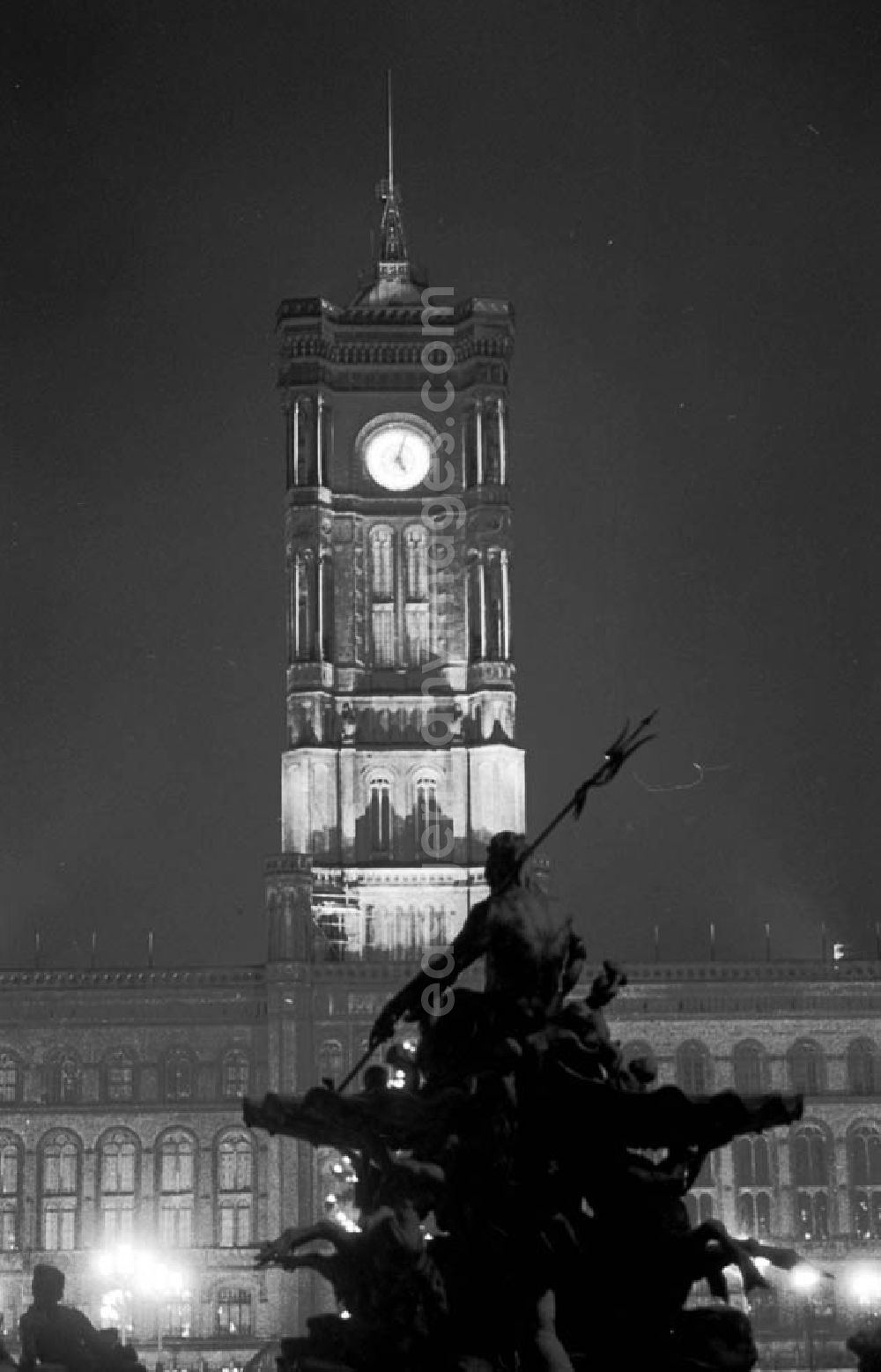 Berlin at night from the bird perspective: 29.12.1986 Berlin, das Rote Rathaus bei Nacht.