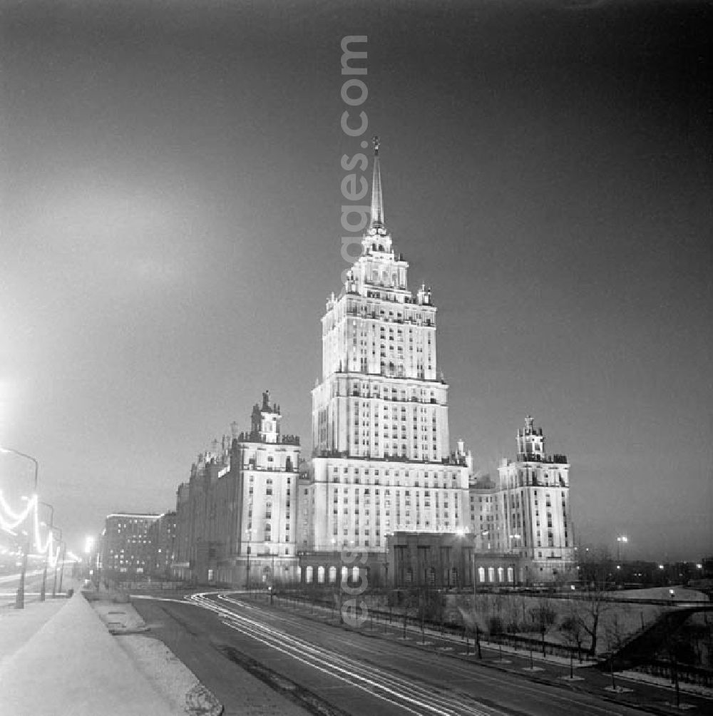 Moskau at night from the bird perspective: 