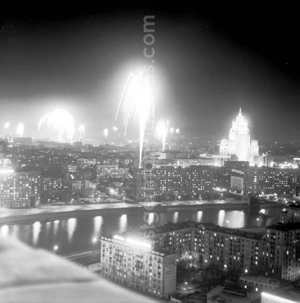 Moskau at night from the bird perspective: 