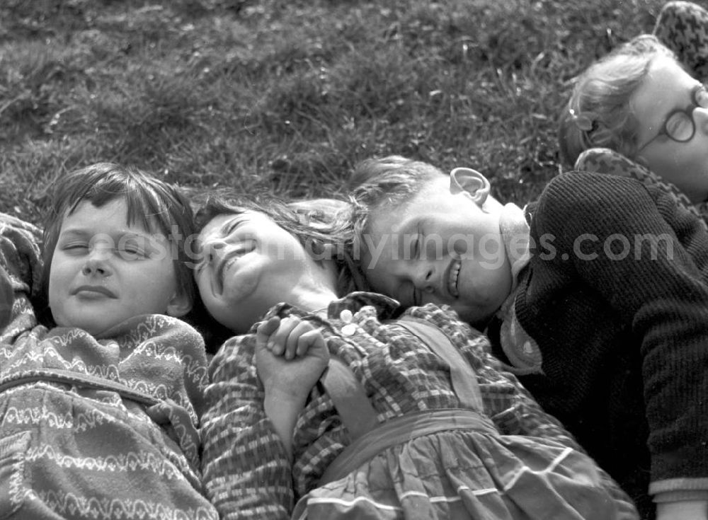 GDR photo archive: Leipzig - Vorschulkinder liegen auf einer Wiese im Clara-Zetkin-Park in Leipzig und ruhen sich aus.