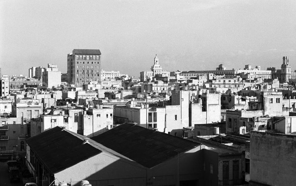 GDR picture archive: Havanna - Blick auf ärmliche Wohnsiedlungen in der kubanischen Hauptstadt Havanna.