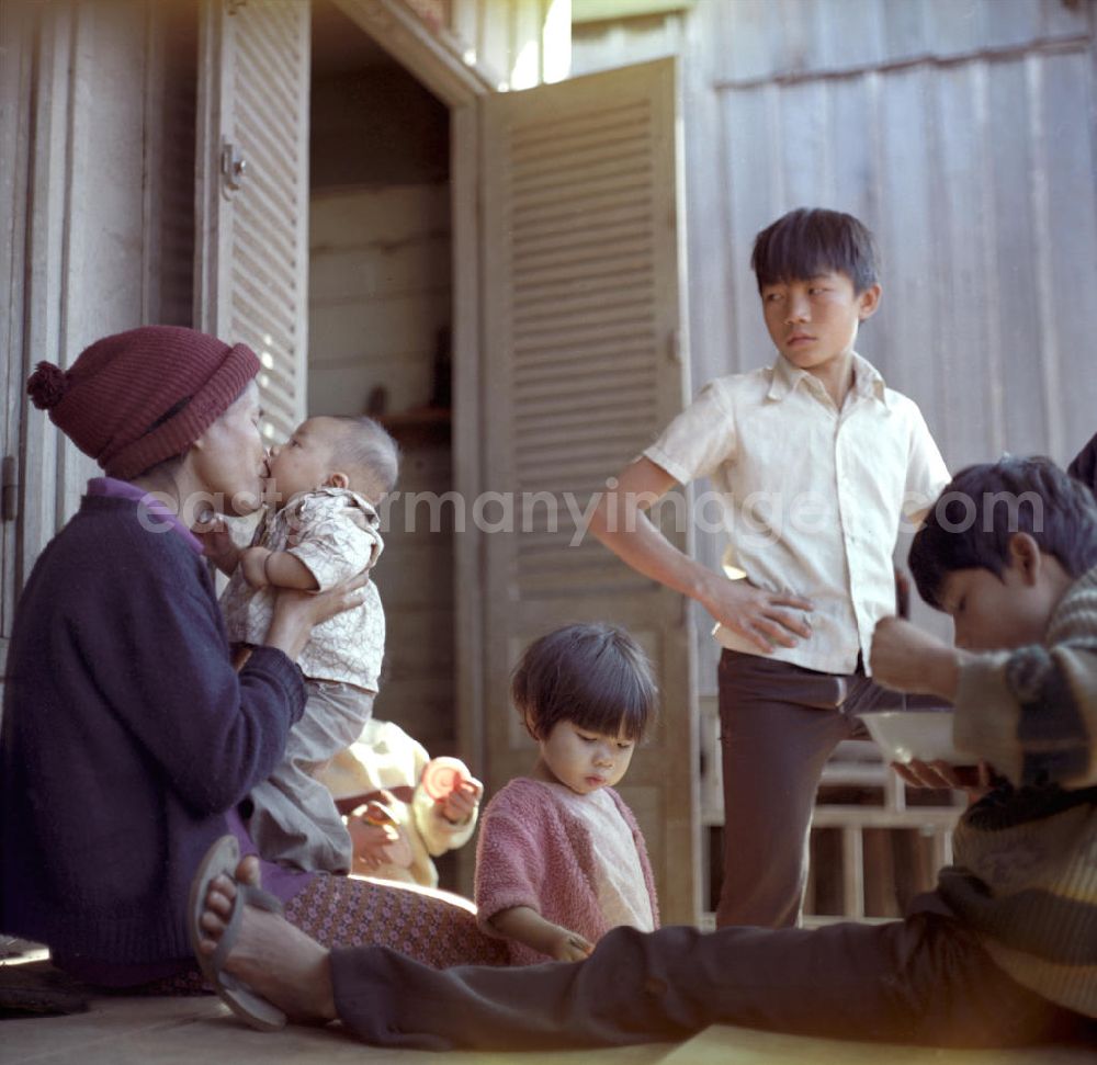 Vientiane: Familienleben in einem Slumviertel in Vientiane, der Hauptstadt der Demokratischen Volksrepublik Laos.