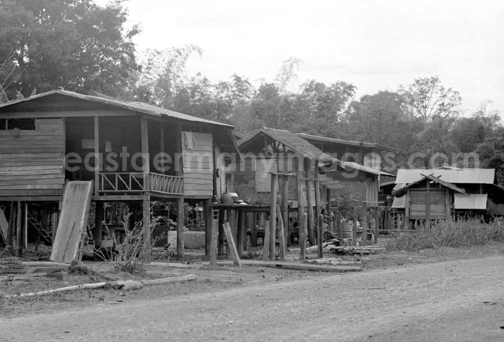 GDR picture archive: Vientiane - Pfahlhütten in einem Dorf in der Demokratischen Volksrepublik Laos.