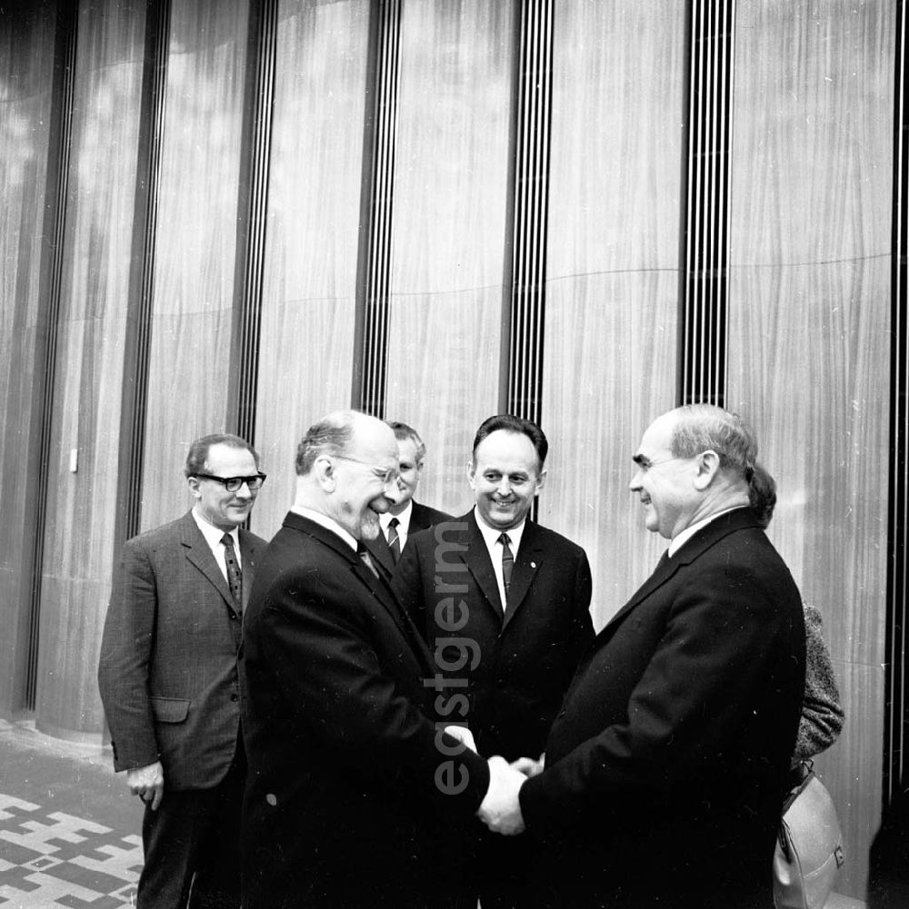 GDR image archive: Berlin - Abkommen über Bildung einer Regierungskommission N.K. Baibukowwird von Walter Ulbricht empfangen.