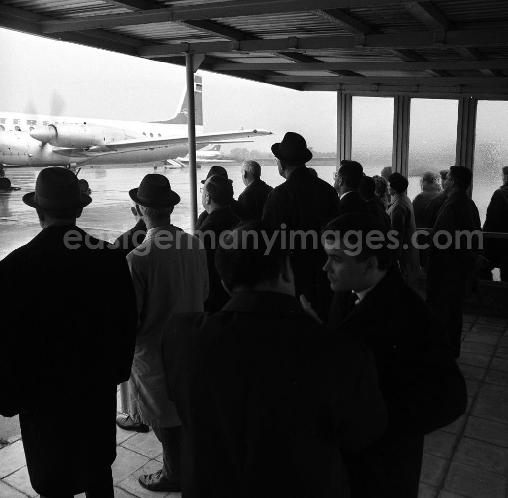 GDR picture archive: Berlin - Abreise W. Ulbrichts nach Moskau (