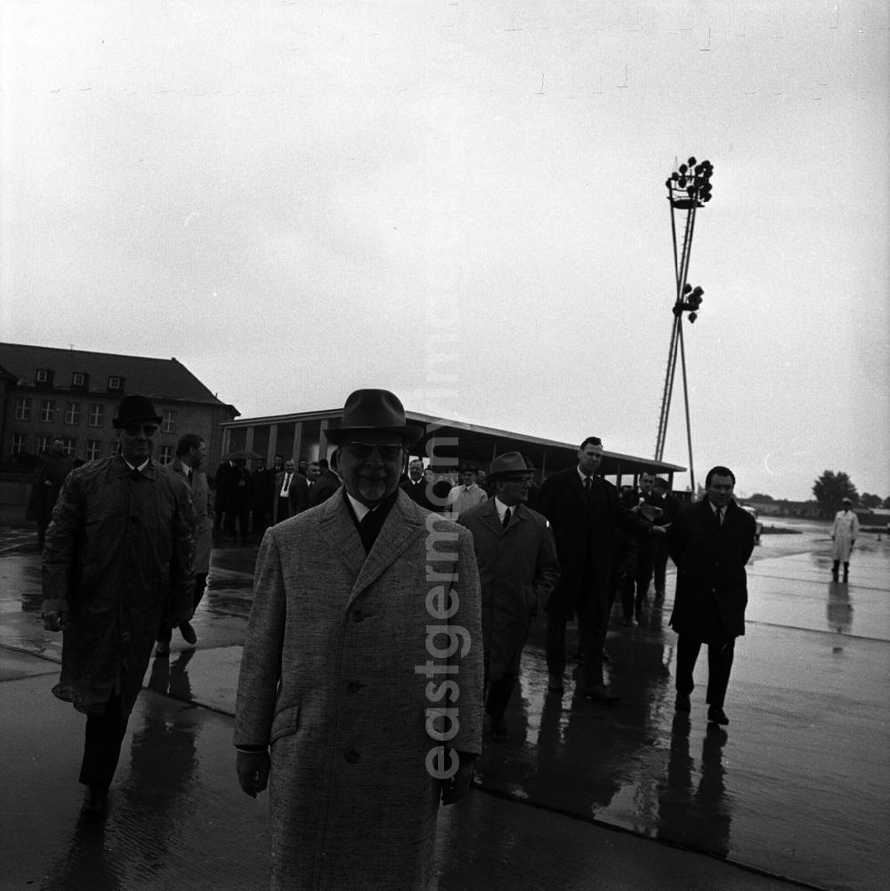 GDR photo archive: Berlin - Abreise W. Ulbrichts nach Moskau (