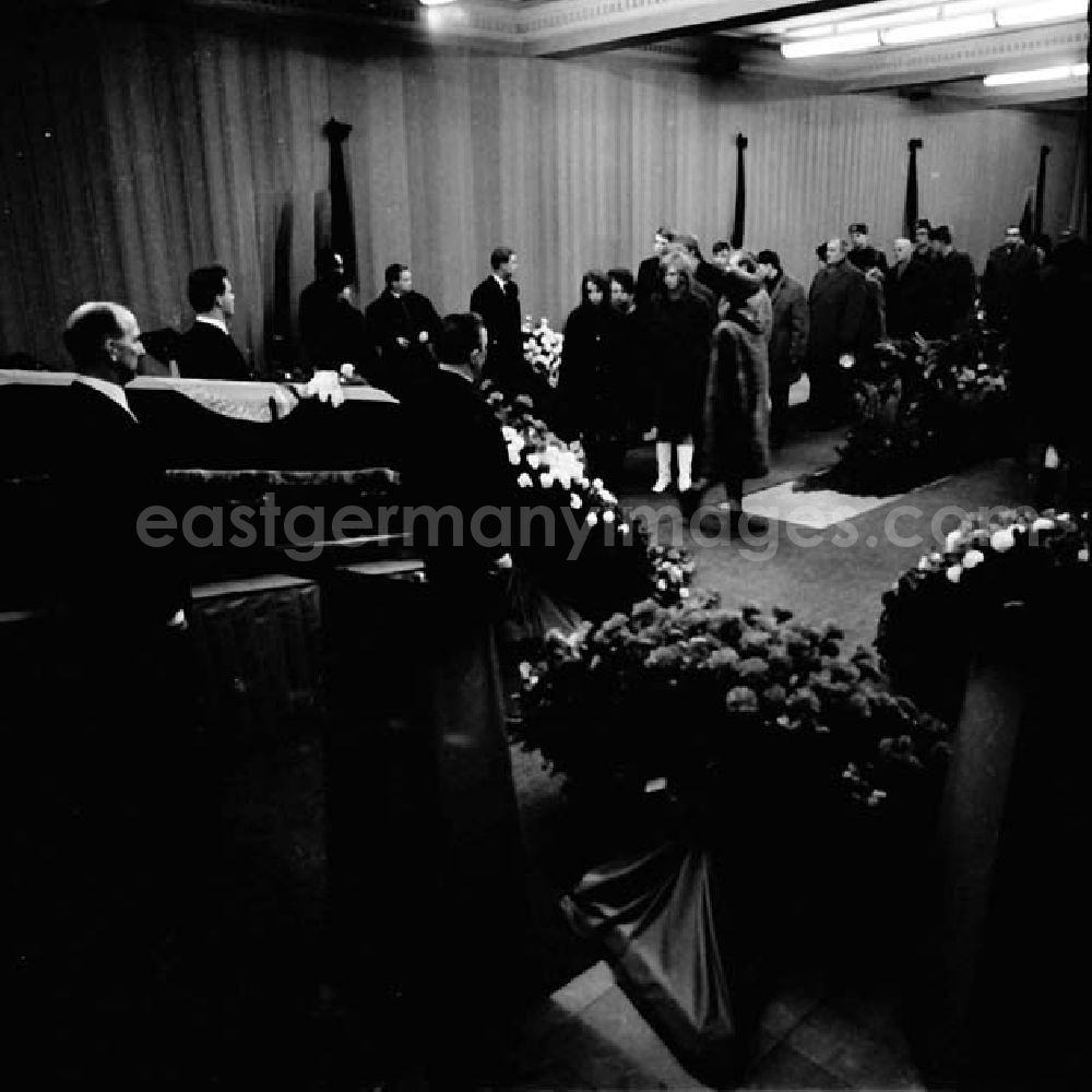 GDR picture archive: Berlin - Abschied von Prof. Dr. Johannes Dieckmann im Hause der Volkskammer der DDR. Er war Präsident der Volkskammer der DDR und stellvertretender Vorsitzender des Staatsrates der DDR.