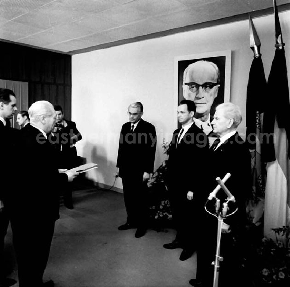 GDR image archive: Berlin - Abschied von Prof. Dr. Johannes Dieckmann im Hause der Volkskammer der DDR. Er war Präsident der Volkskammer der DDR und stellvertretender Vorsitzender des Staatsrates der DDR.