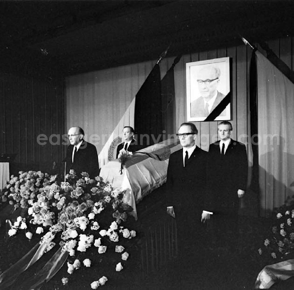 GDR photo archive: Berlin - Abschied von Prof. Dr. Johannes Dieckmann im Hause der Volkskammer der DDR. Er war Präsident der Volkskammer der DDR und stellvertretender Vorsitzender des Staatsrates der DDR.