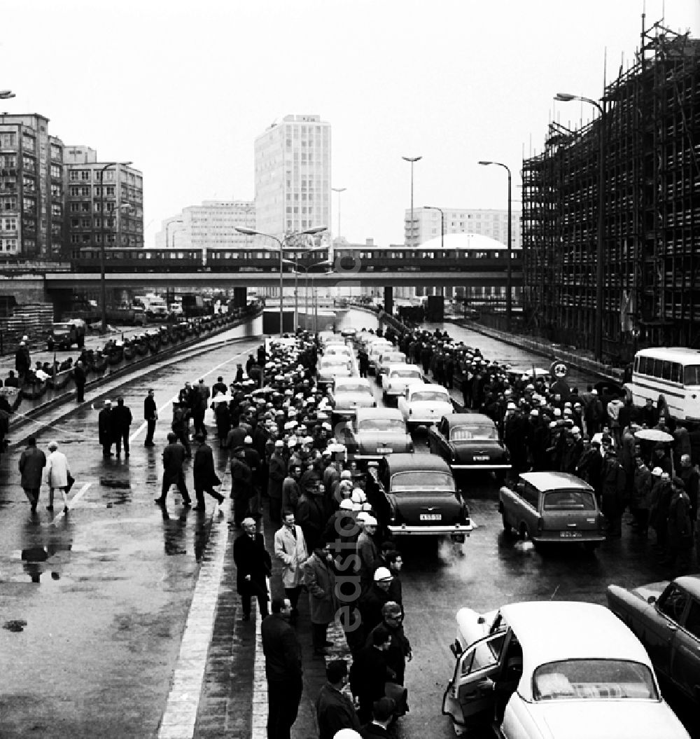 Berlin: Alexanderplatz - Autotunnel.