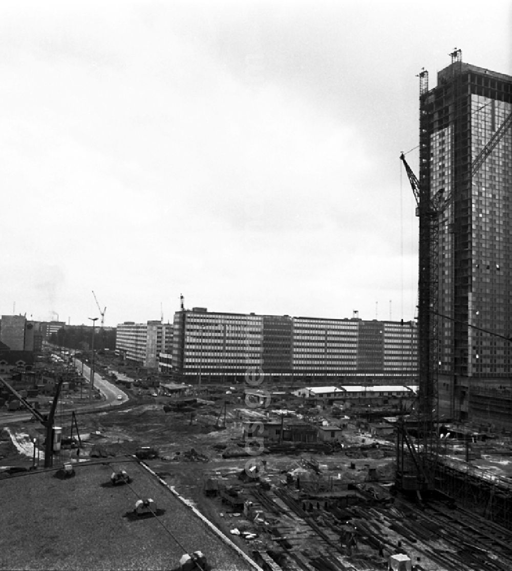 Berlin: Alexanderplatz - Autotunnel.