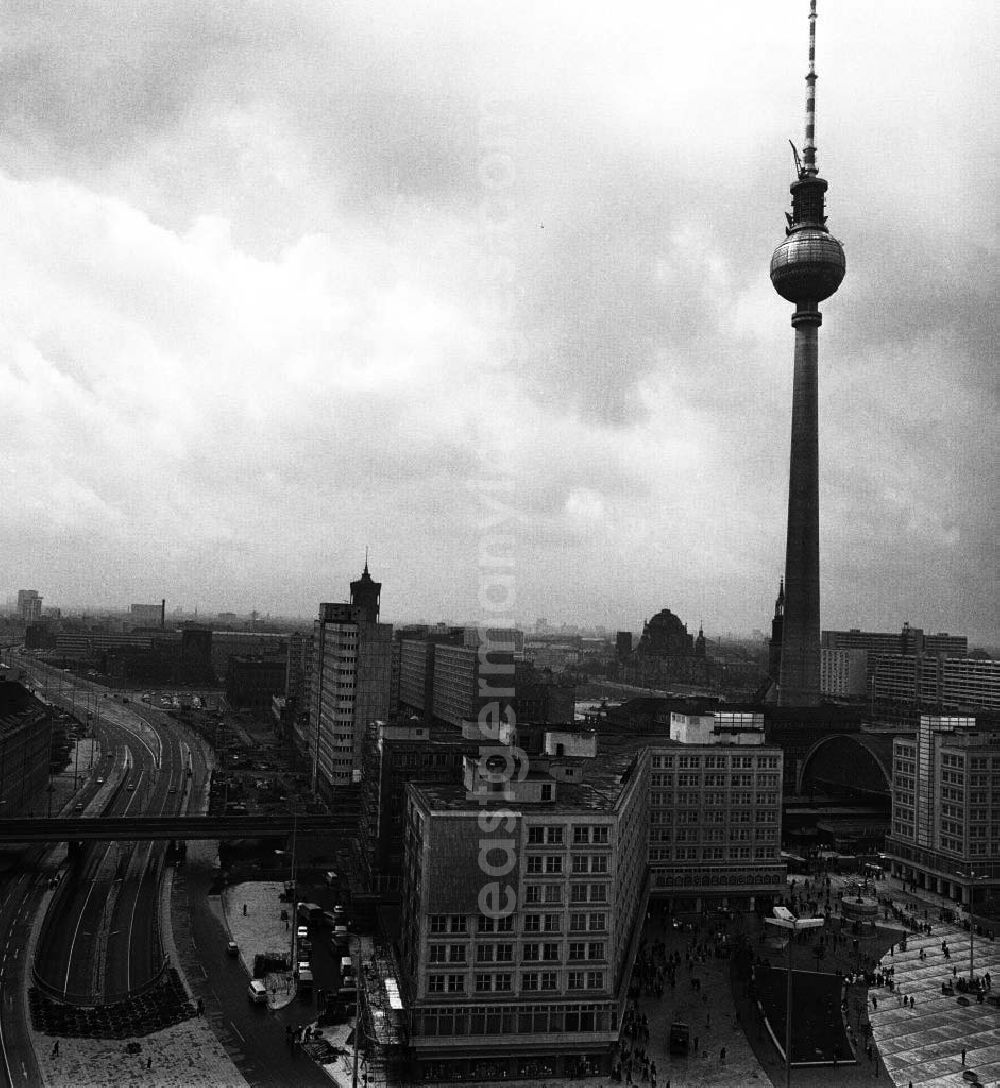 GDR photo archive: Berlin - Fernsehturm am Alexanderplatz. Der Berliner Fernsehturm ist mit 368 m das höchste Bauwerk Deutschlands. (