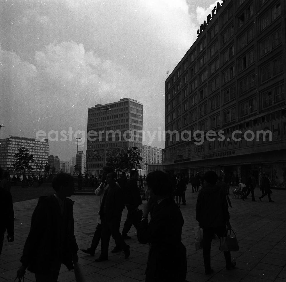 GDR photo archive: Berlin - Blick auf den Alexanderplatz mit dem Sparkasse und Haus des Lehrers. Der Alexanderplatz ist ein zentraler Platz und Verkehrsknoten in Berlin. Er liegt im Bezirk Mitte und wird im Volksmund kurz Alex genannt. Er wurde nach Zar Alexander I. benannt. (