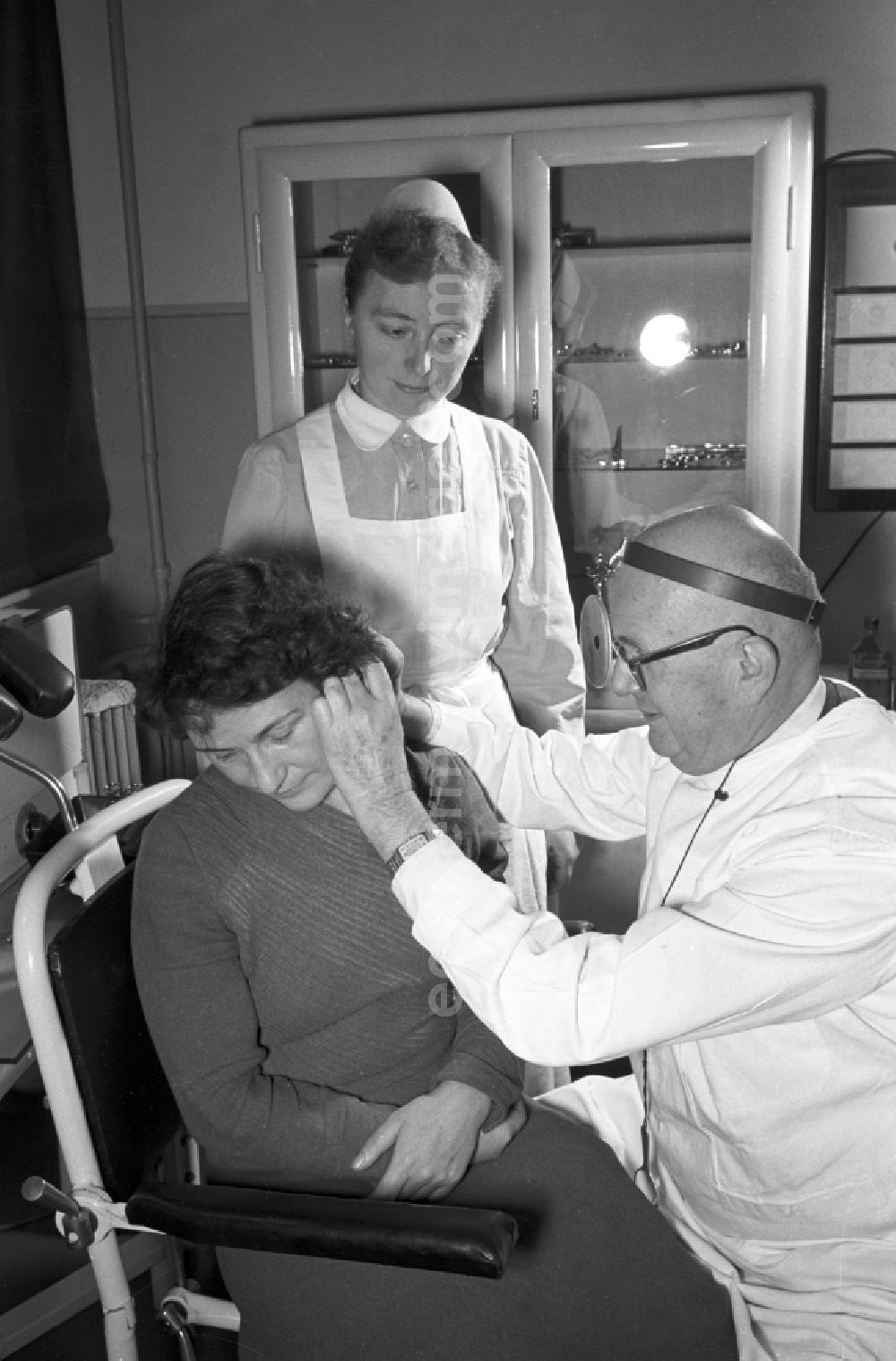 GDR photo archive: Berlin - Everyday life in the company clinic of the VEB transformer factory Karl Liebknecht in Berlin-Oberschoeneweid on Steffelbauerstrasse in Berlin East Berlin in the area of the former GDR, German Democratic Republic