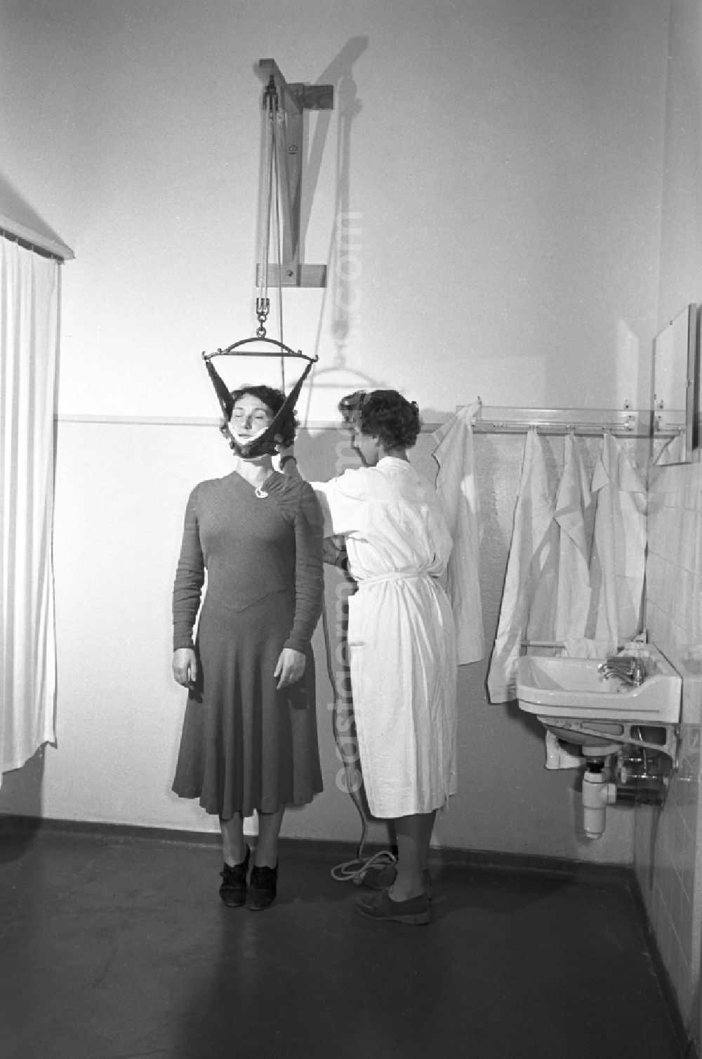 GDR picture archive: Berlin - Everyday life in the company clinic of the VEB transformer factory Karl Liebknecht in Berlin-Oberschoeneweid on Steffelbauerstrasse in Berlin East Berlin in the area of the former GDR, German Democratic Republic