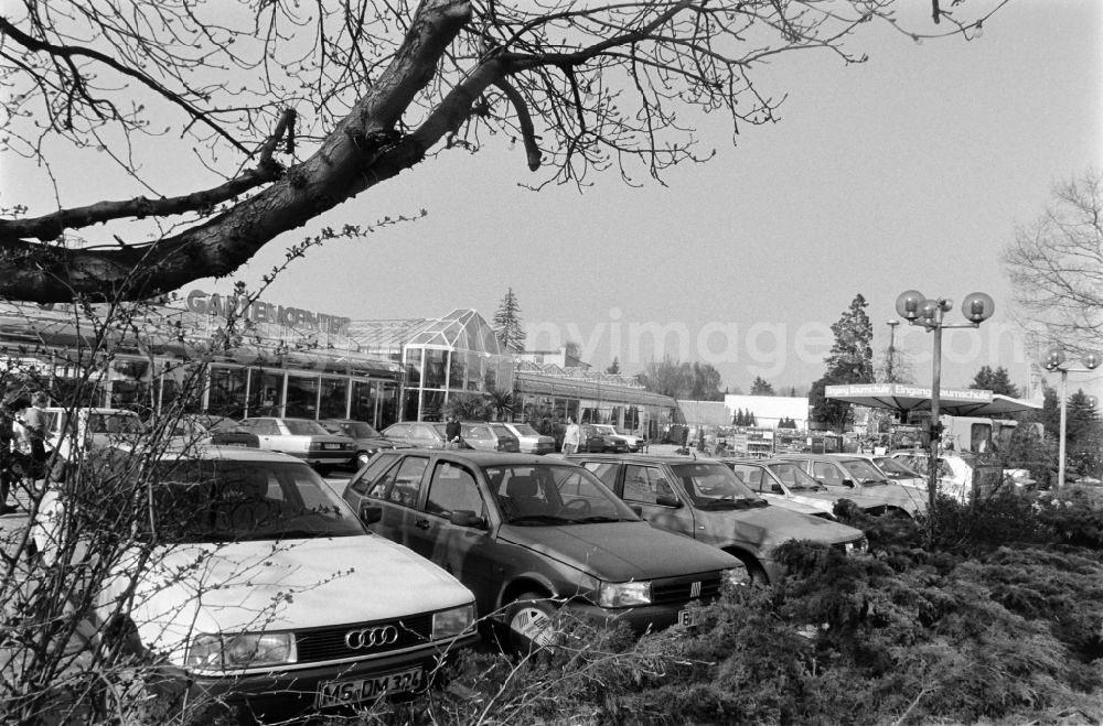 GDR image archive: Berlin - Pluta garden center on Buckower Chaussee in Alt-Marienfelde in Berlin. Cars park in the parking lot in front of the greenhouse of the Pluta tree nursery