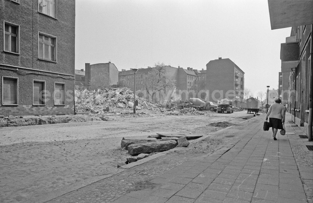 GDR image archive: Berlin - Rubble on the construction site for demolition work on the remains of old multi-family buildings on street Boedikerstrasse in the district Friedrichshain in Berlin Eastberlin on the territory of the former GDR, German Democratic Republic