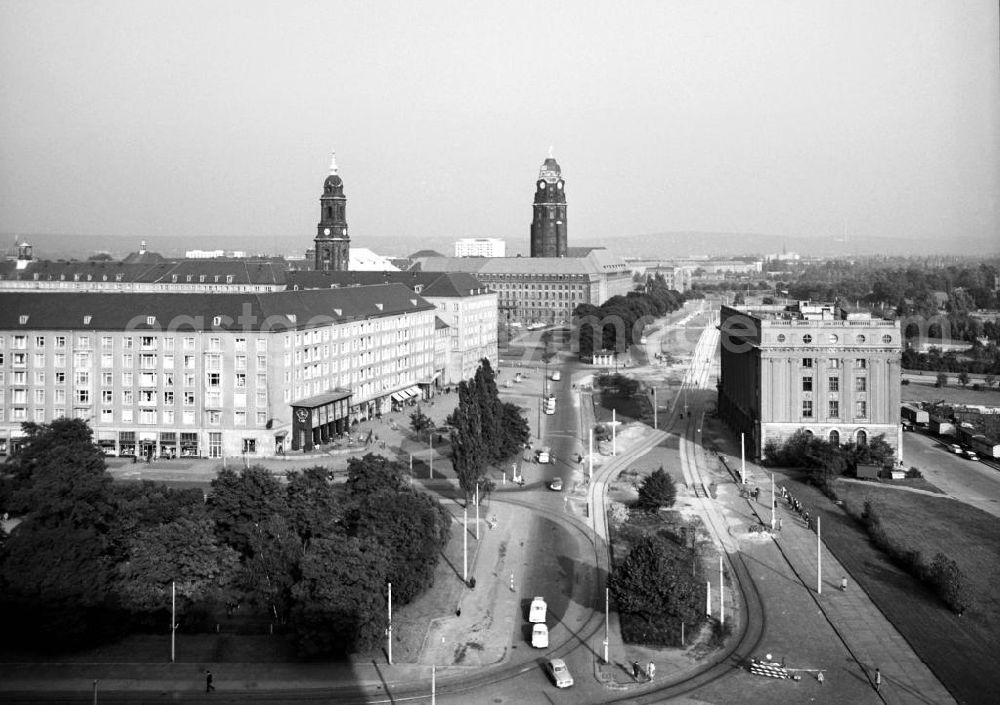 GDR image archive: Dresden - Blick über den Dippoldiswalder Platz in Richtung der Kreuzkirche (l) und des Neuen Rathauses (M), in der Dresdener Alstadt.