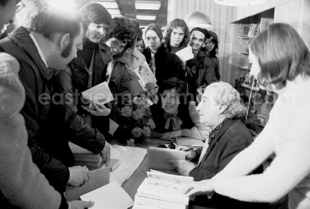 GDR picture archive: Berlin - April 1973 Schriftsteller Juri Amado beim signieren seiner Bücher.