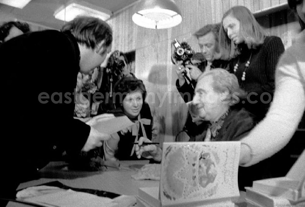 Berlin: April 1973 Schriftsteller Juri Amado beim signieren seiner Bücher.