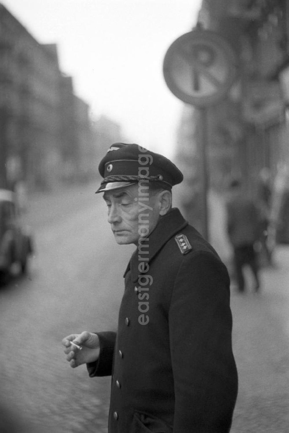 GDR photo archive: Leipzig - Eine Zigarettenpause macht dieser Angehörige der Reichsbahn in Leipzig.