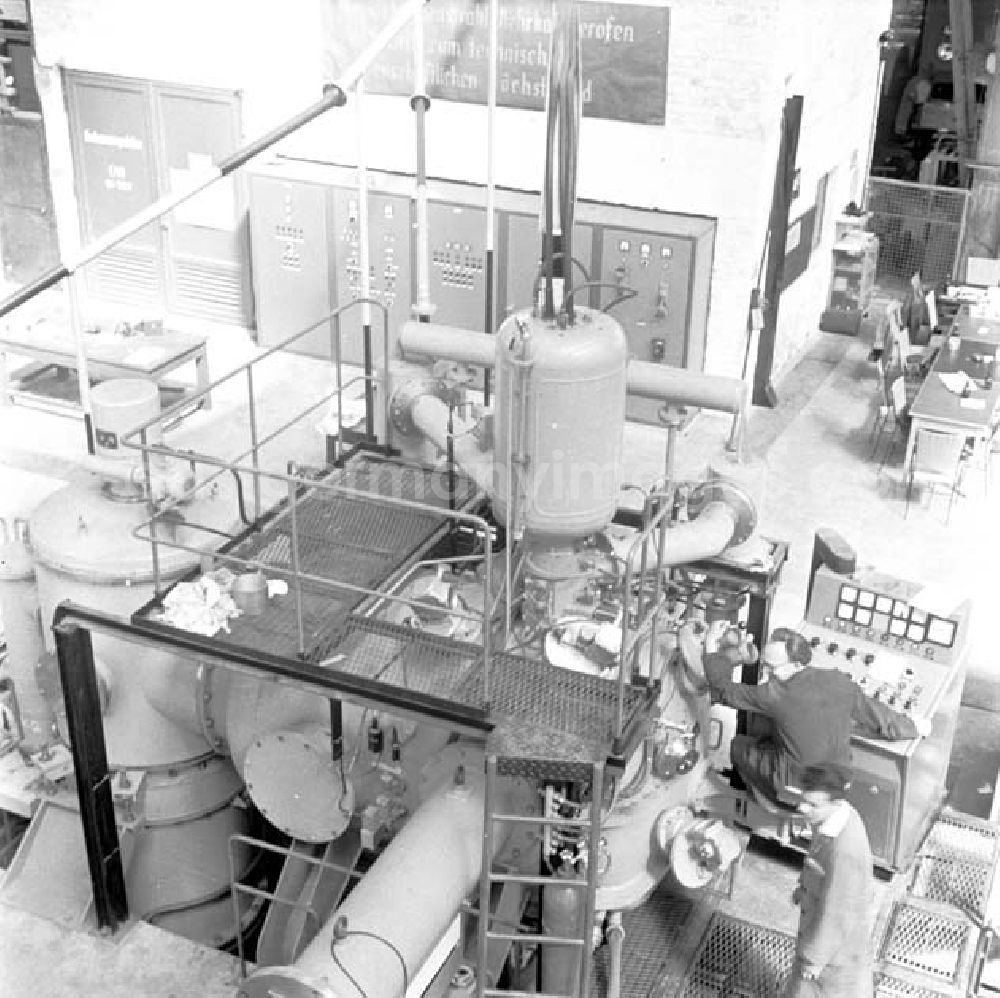 GDR picture archive: Henningsdorf - Arbeiter stehen an Mehrkammerofen im VEB Lokomotivbau Elektrotechnische Werke (LEW) „Hans Beimler“ in Hennigsdorf.