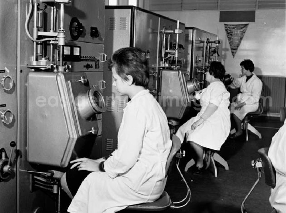 GDR photo archive: Frankfurt / Oder - Arbeiter / Innen am Arbeitspaltz im VEB Halbleiterwerk Frankfurt / Oder für Entwicklung und Produktion von bipolaren Schaltkreisen. Zugehörig zum VEB Kombinat Mikroelektronik Karl Marx Erfurt.