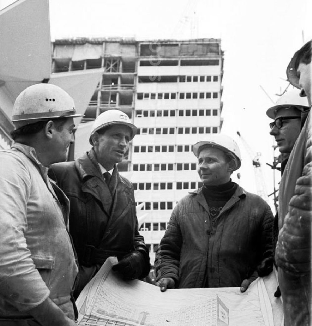 GDR photo archive: Berlin - Dezember 1969 Architektenkollektiv und Arbeiter in Berlin Baustelle in der Rahthausstraße.