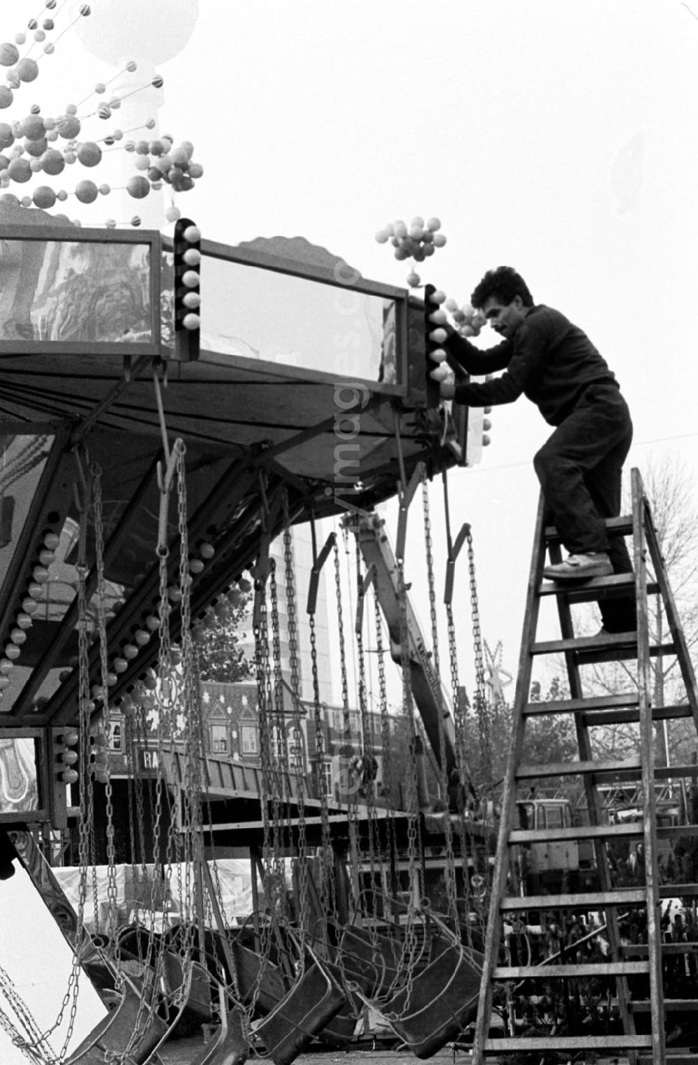 GDR photo archive: Berlin-Mitte - Aufbauarbeiten des Berliner Weihnachtsmarktes 1989 2