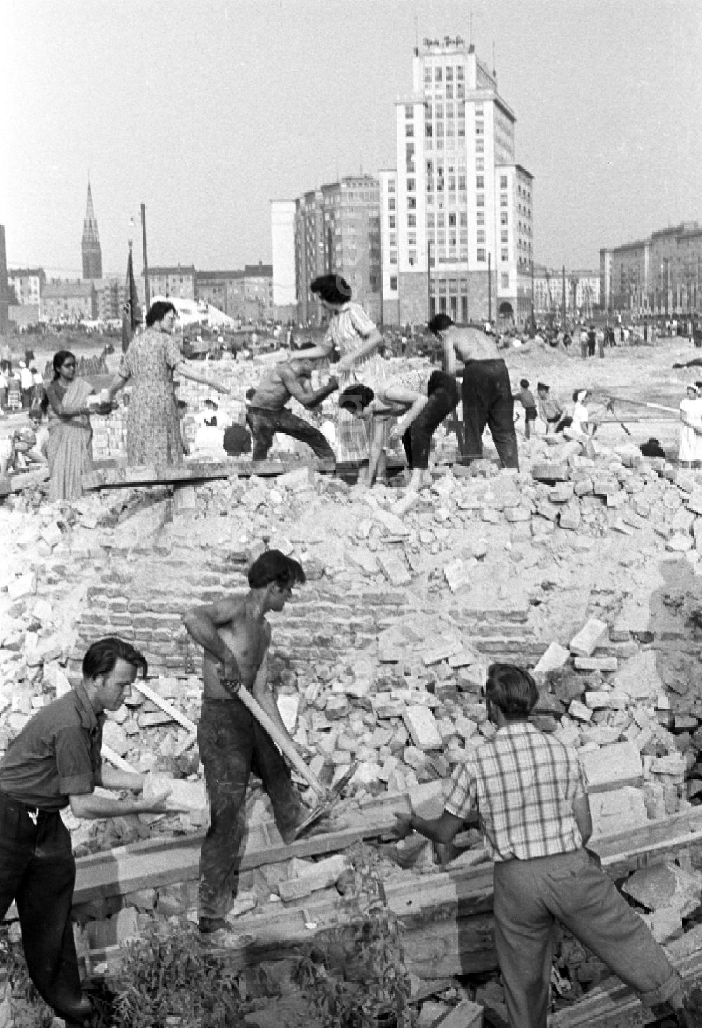 GDR picture archive: Berlin - Reconstruction Sunday of the FDJ on Stalinallee (today Karl-Marx-Allee) at Strausberger Platz in Berlin East Berlin in the area of the former GDR, German Democratic Republic