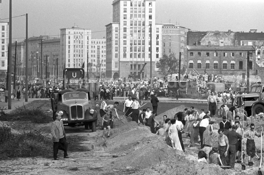 Berlin: Reconstruction Sunday of the FDJ on Stalinallee (today Karl-Marx-Allee) at Strausberger Platz in Berlin East Berlin in the area of the former GDR, German Democratic Republic