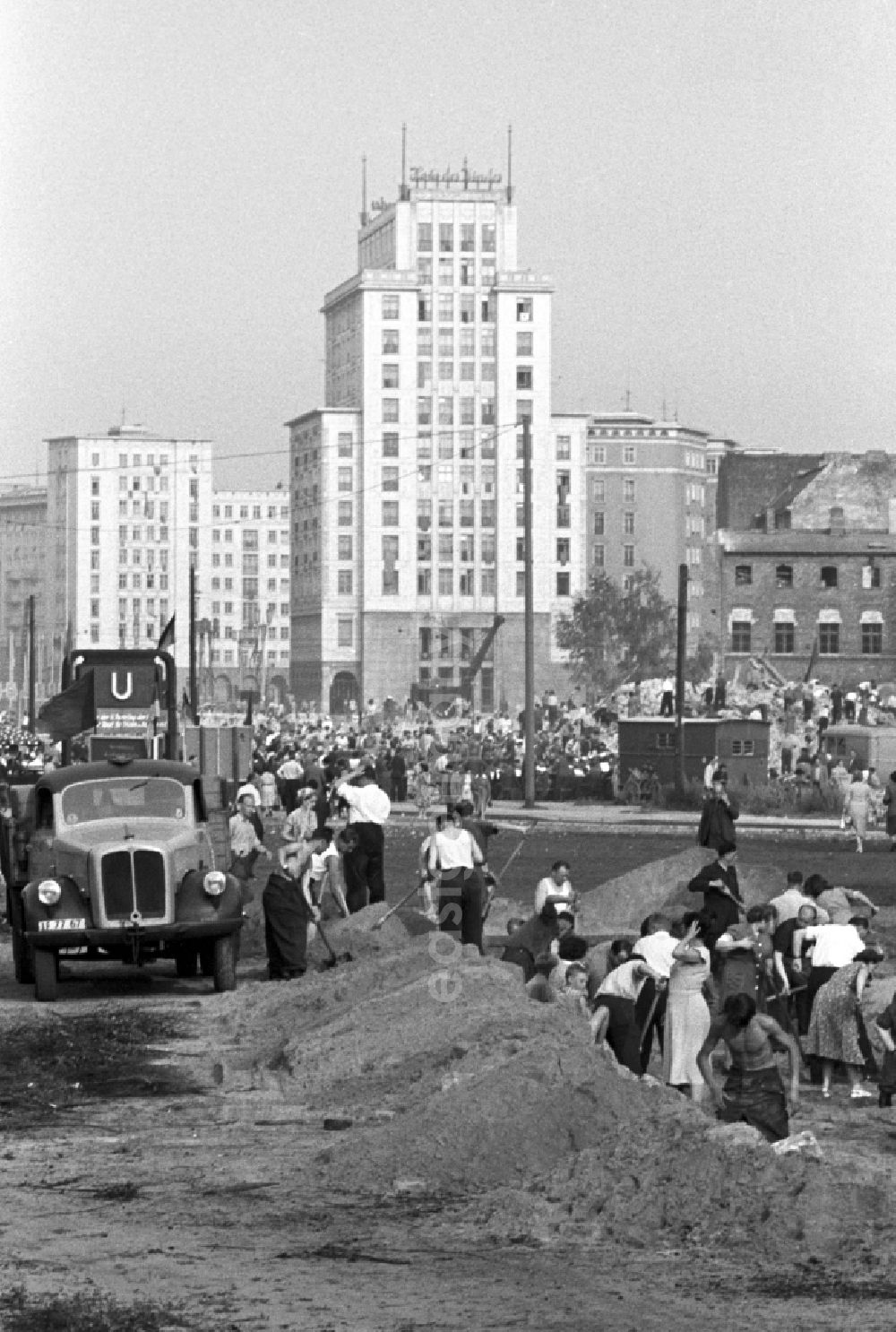 GDR image archive: Berlin - Reconstruction Sunday of the FDJ on Stalinallee (today Karl-Marx-Allee) at Strausberger Platz in Berlin East Berlin in the area of the former GDR, German Democratic Republic