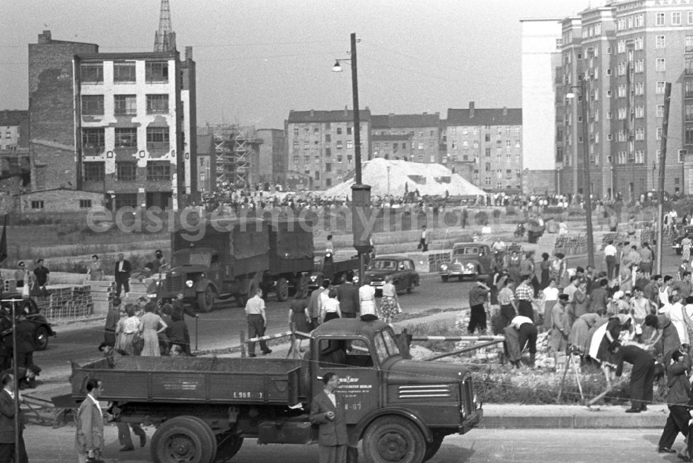 GDR photo archive: Berlin - Reconstruction Sunday of the FDJ on Stalinallee (today Karl-Marx-Allee) at Strausberger Platz in Berlin East Berlin in the area of the former GDR, German Democratic Republic