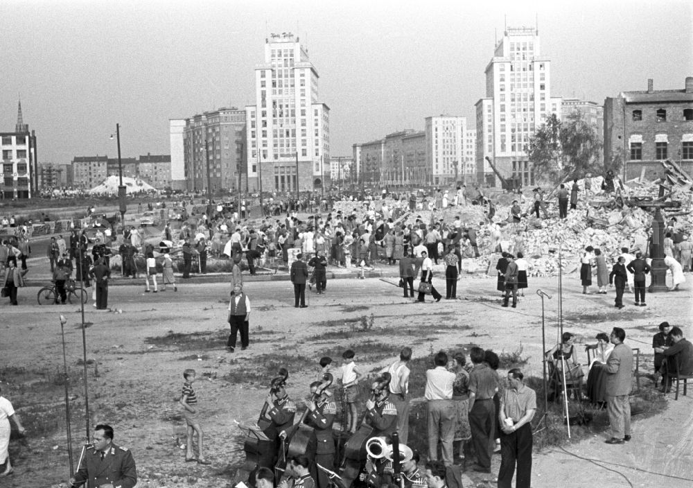 GDR picture archive: Berlin - Reconstruction Sunday of the FDJ on Stalinallee (today Karl-Marx-Allee) at Strausberger Platz in Berlin East Berlin in the area of the former GDR, German Democratic Republic