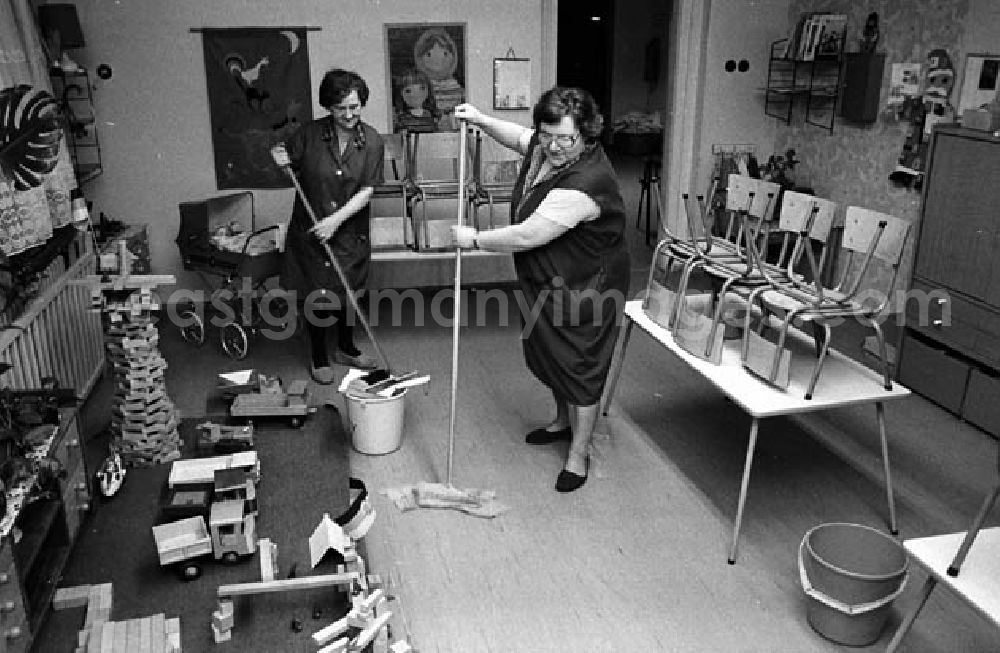 GDR picture archive: Berlin - 15.12.1982 Aufräumarbeiten nach einer Weihnachtsfeier in einem Kindergarten Umschlagnummer: 1234