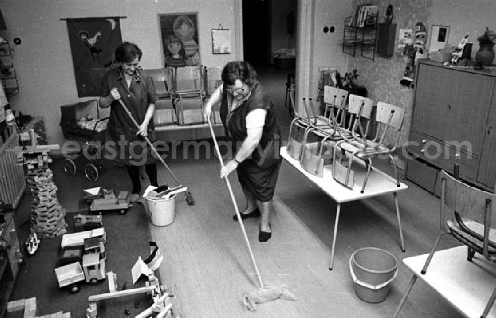 GDR image archive: Berlin - 15.12.1982 Aufräumarbeiten nach einer Weihnachtsfeier in einem Kindergarten Umschlagnummer: 1234