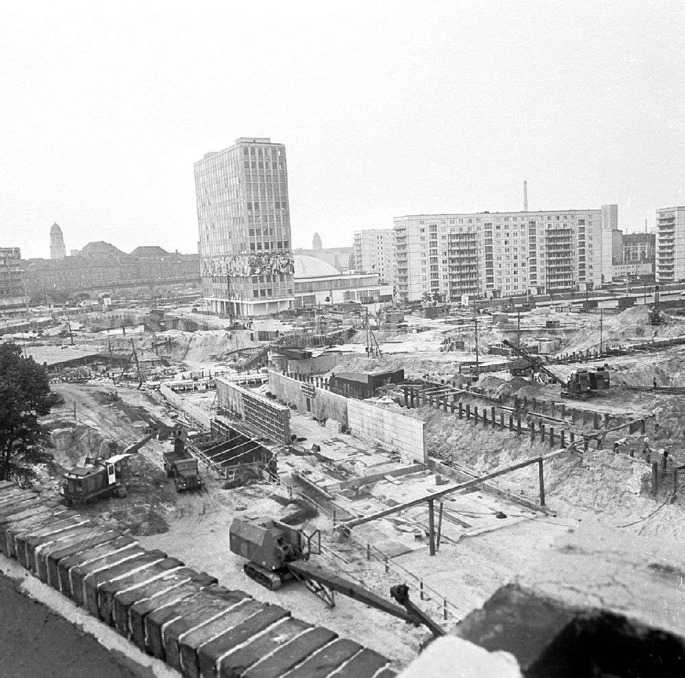 GDR picture archive: Berlin - Mitte - August 1967 Baustelle am Alexanderplatz