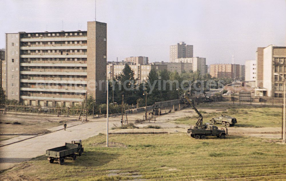 GDR picture archive: Berlin - Construction site for the expansion of the border fortifications and wall as well as security structures and protective fence systems in the blocking strip of the state border on street Alte Jakobstrasse in the district Mitte in Berlin Eastberlin on the territory of the former GDR, German Democratic Republic