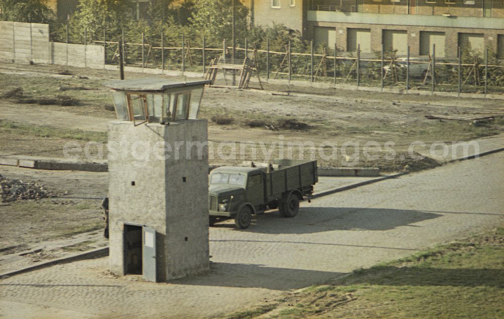 GDR image archive: Berlin - Construction site for the expansion of the border fortifications and wall as well as security structures and protective fence systems in the blocking strip of the state border on street Alte Jakobstrasse in the district Mitte in Berlin Eastberlin on the territory of the former GDR, German Democratic Republic