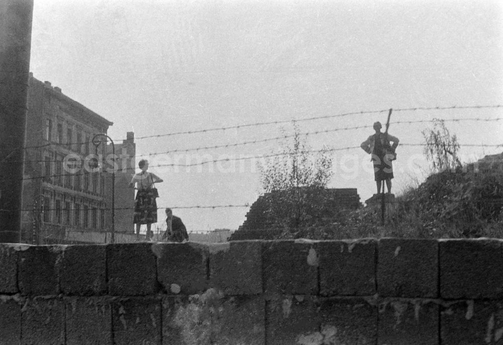 GDR photo archive: Potsdam - Construction site for the expansion of the border fortifications and wall as well as security structures and protective fence systems in the blocking strip of the state border in the district Fahrland in Potsdam, Brandenburg on the territory of the former GDR, German Democratic Republic