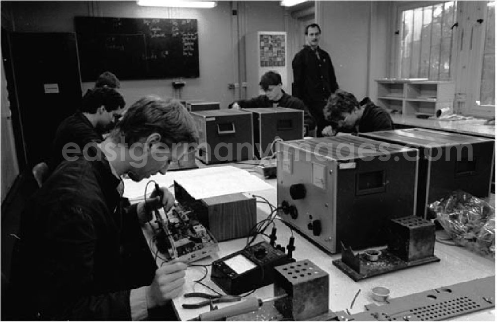 GDR photo archive: Berlin - 19.11.1986 Ausbildung für Funkmechaniker Lehrlinge in der Betriebsschule der VEB Industrievertrieb Rundfunk und Fernsehen.