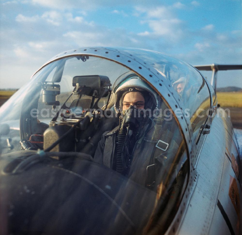 GDR picture archive: Rothenburg - NVA Fluzeugführer / Schüler im Cockpit eines Schulungsflugzeug - Strahlflugzeug L29 auf dem Flugplatz Rothenburg der NVA Luftstreitkräfte LSK/LV.