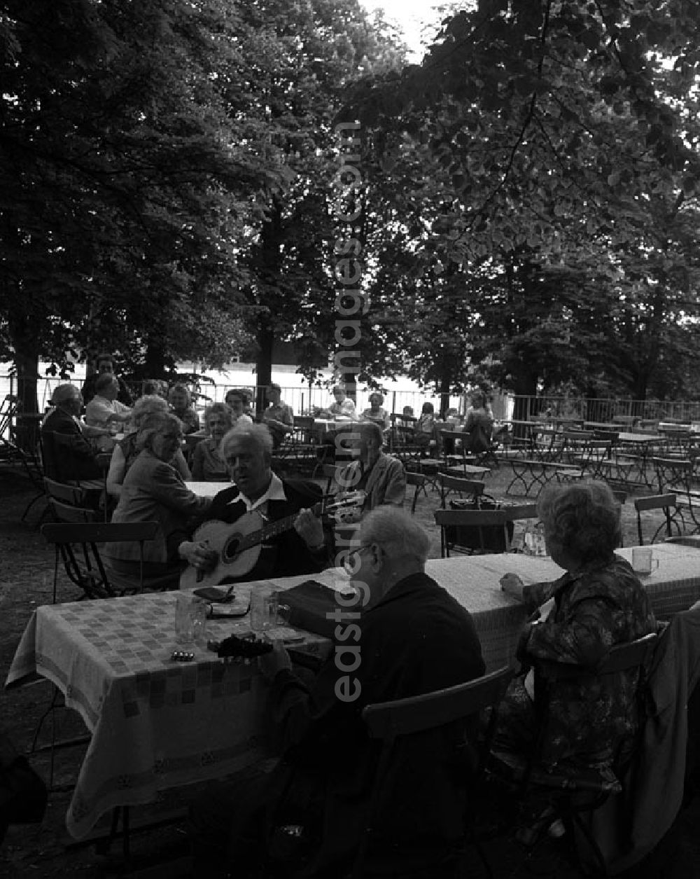 GDR image archive: Berlin - Ausflugsgaststätte Richtershorn liegt direkt am See, in Berlin - Grünau.