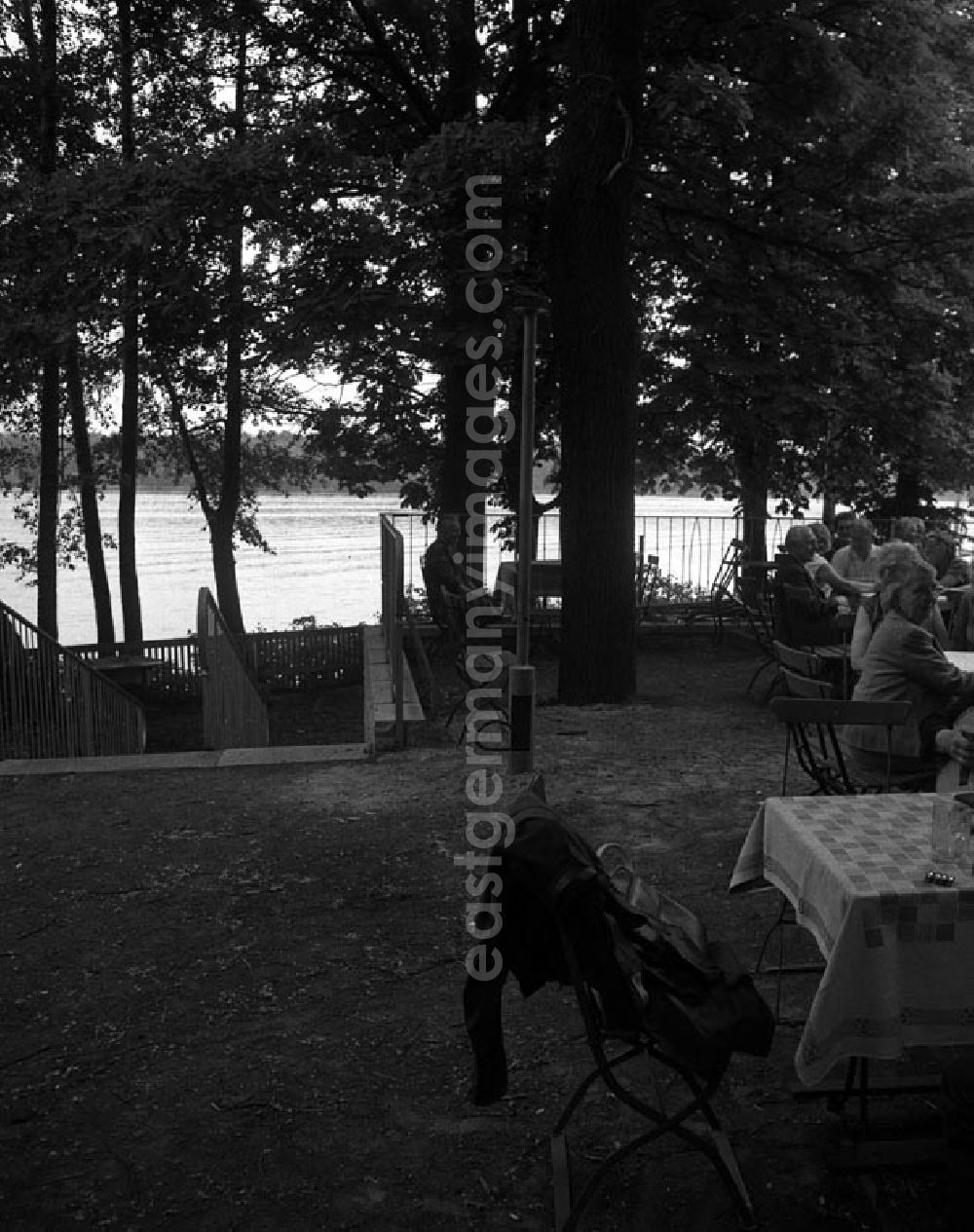 GDR photo archive: Berlin - Ausflugsgaststätte Richtershorn liegt direkt am See, in Berlin - Grünau.