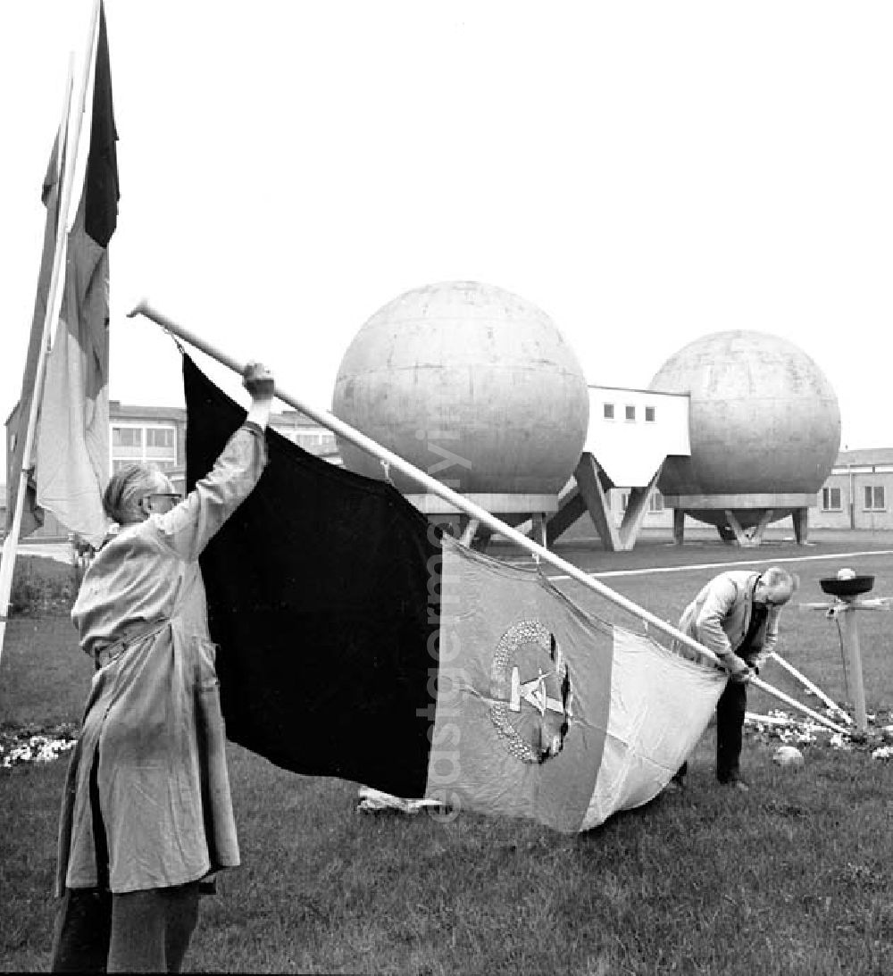 Berlin: 18.04.1966 Ausschmückung zum 2