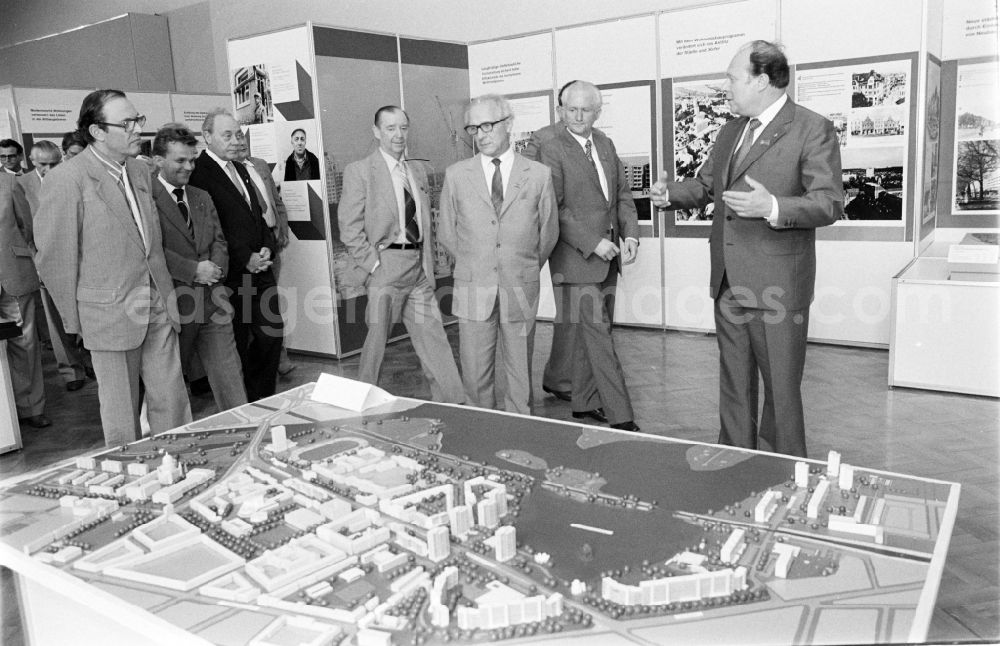 Berlin: Members of the party and state leadership with the SED General Secretary Erich Honecker and Guenther Mittag as visitors at the exhibition 7th Building Conference in the Mitte district of East Berlin in the area of the former GDR, German Democratic Republic