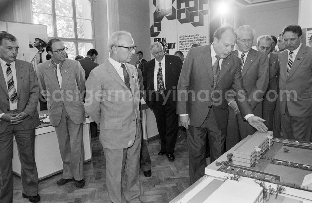 Berlin: Members of the party and state leadership with the SED General Secretary Erich Honecker and Guenther Mittag as visitors at the exhibition 7th Building Conference in the Mitte district of East Berlin in the area of the former GDR, German Democratic Republic