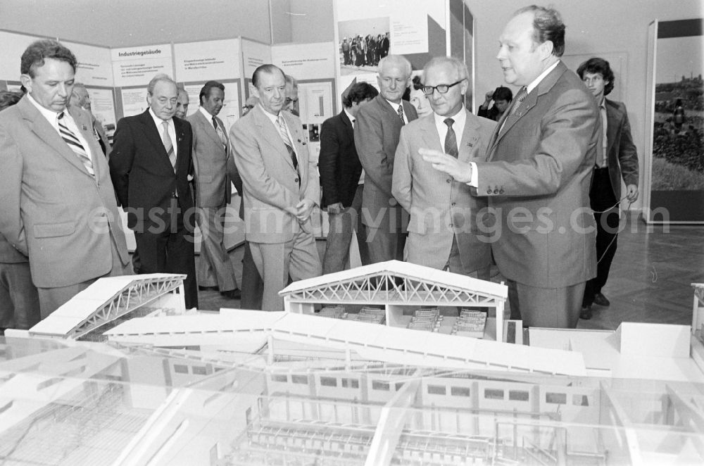 GDR image archive: Berlin - Members of the party and state leadership with the SED General Secretary Erich Honecker and Guenther Mittag as visitors at the exhibition 7th Building Conference in the Mitte district of East Berlin in the area of the former GDR, German Democratic Republic