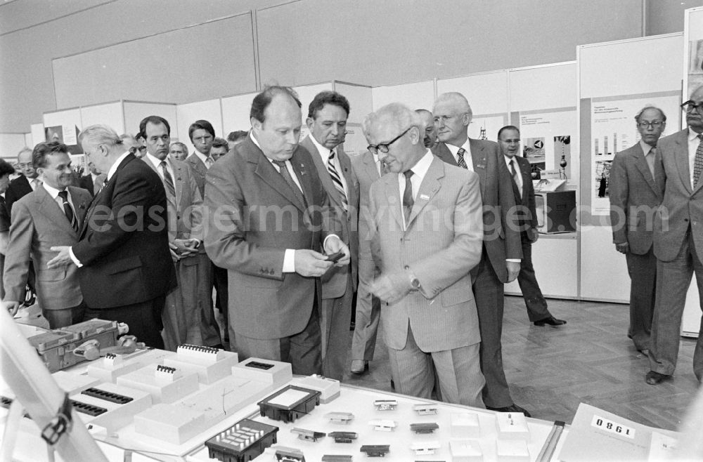 GDR photo archive: Berlin - Members of the party and state leadership with the SED General Secretary Erich Honecker and Guenther Mittag as visitors at the exhibition 7th Building Conference in the Mitte district of East Berlin in the area of the former GDR, German Democratic Republic